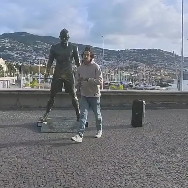 星空体育平台-想红想疯了？男子放火烧马德拉岛上的C罗雕像，当地警方介入调查