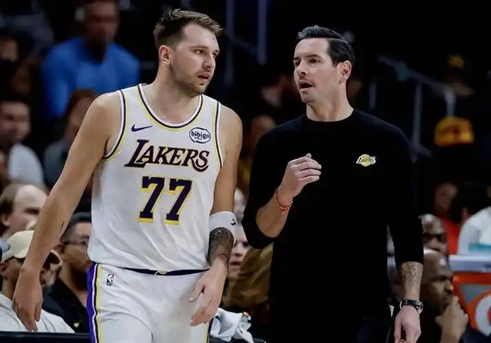 下课？雷迪克下课湖人？尘埃落定，东契奇被换下，谁注意他反应|詹姆斯|奥斯汀-里弗斯|卢卡-东契奇|洛杉矶湖人队|JJ-雷迪克_新浪体育_新浪新闻